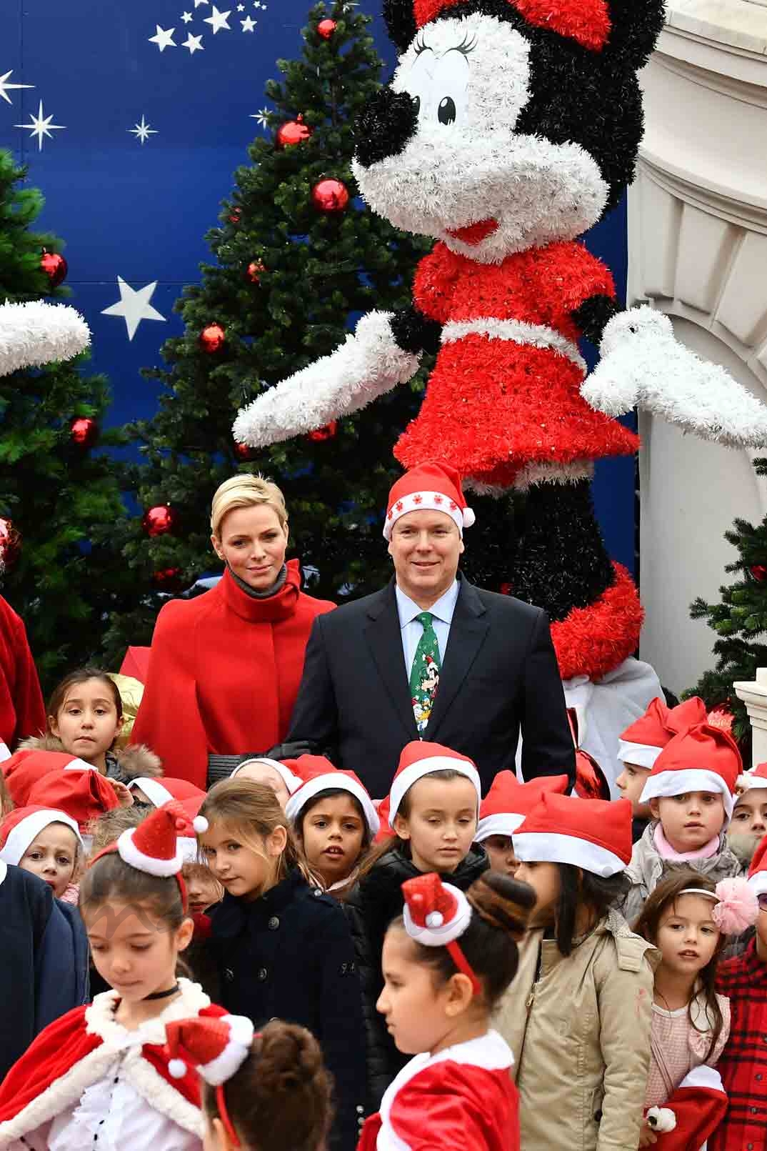 alberto y charlene de monaco inauguran la navidad