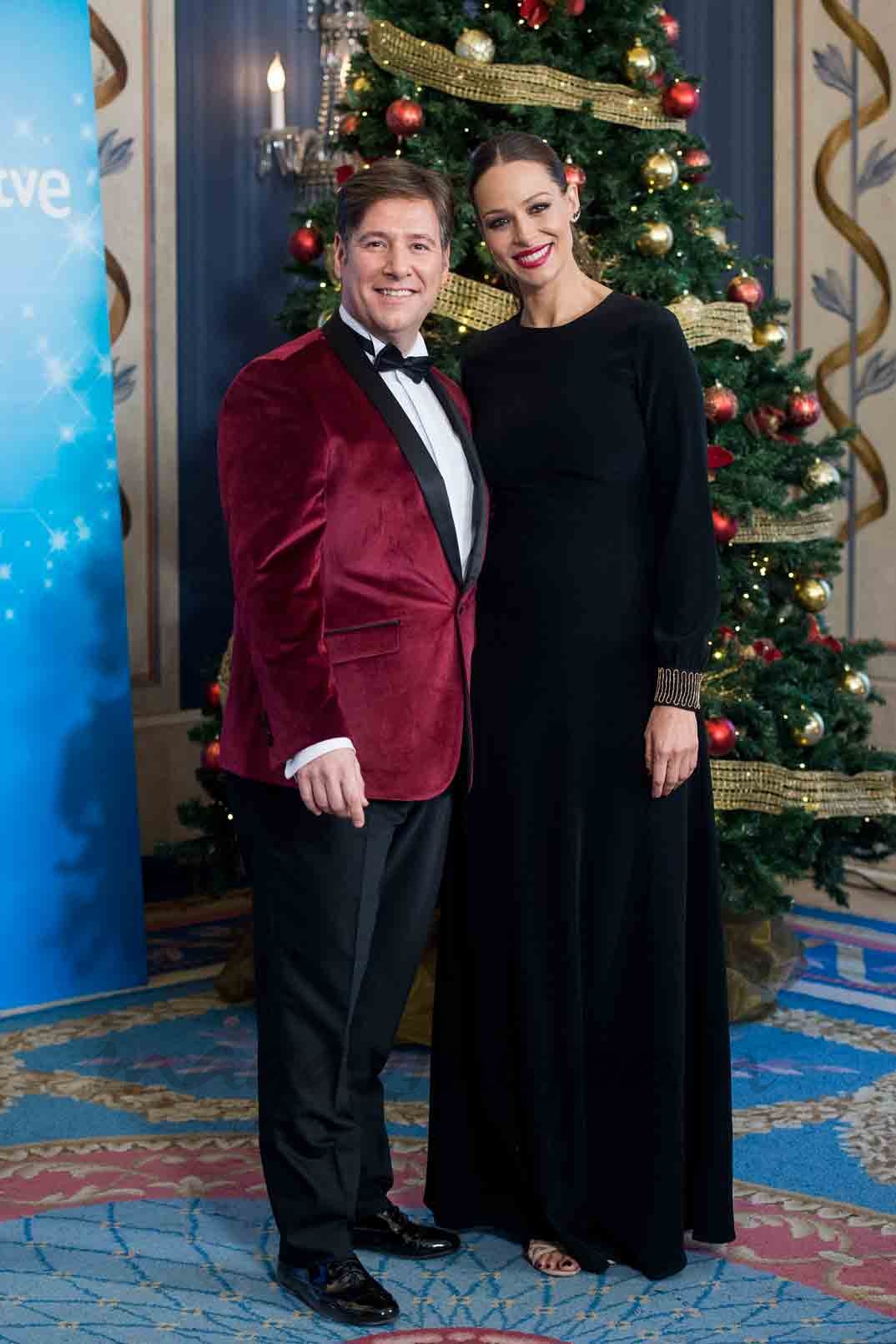 eva gonzalez y carlos latre nos felicitan la navidad