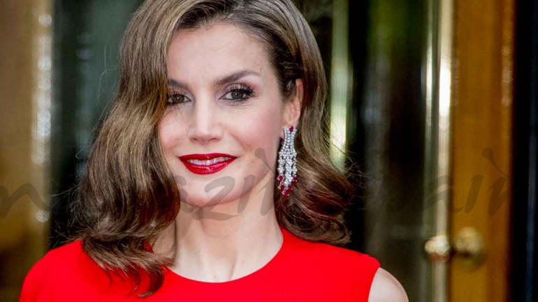 La reina Letizia elegida la mejor vestida del año
