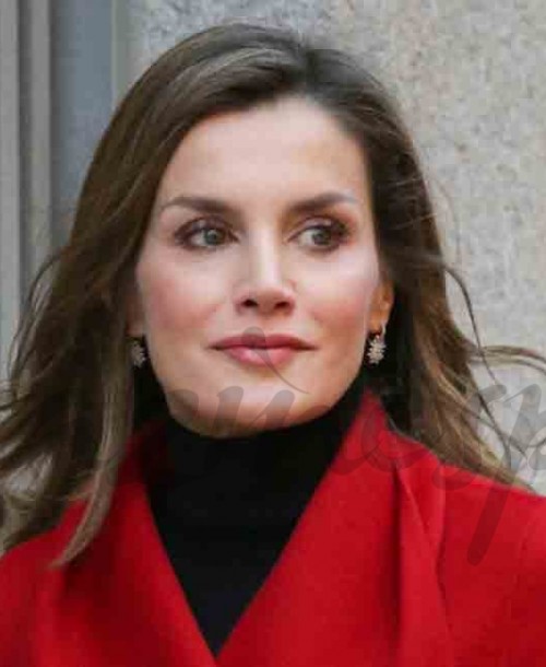 La reina Letizia, nueva apuesta por el rojo, el color de la Navidad