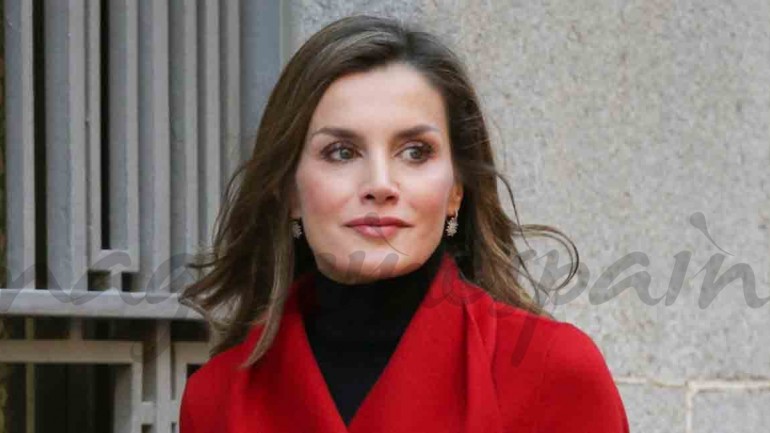 La reina Letizia, nueva apuesta por el rojo, el color de la Navidad
