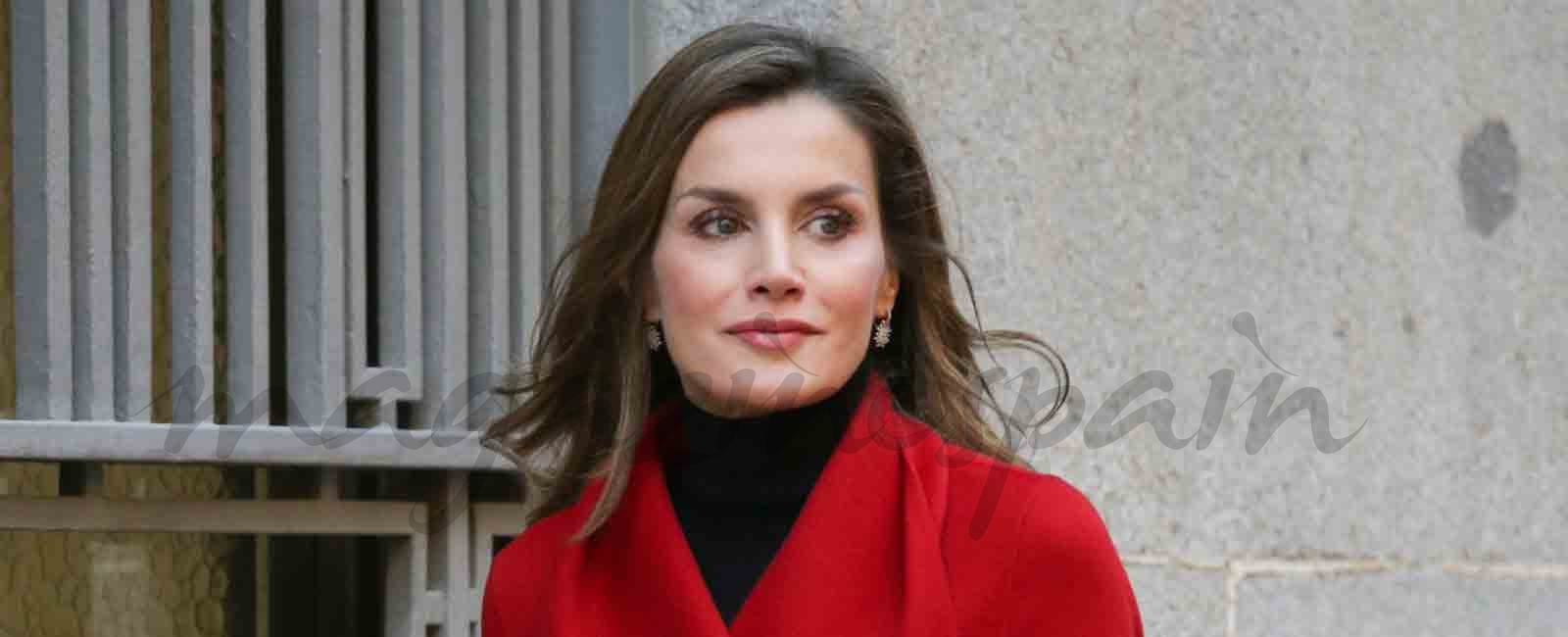 La reina Letizia, nueva apuesta por el rojo, el color de la Navidad