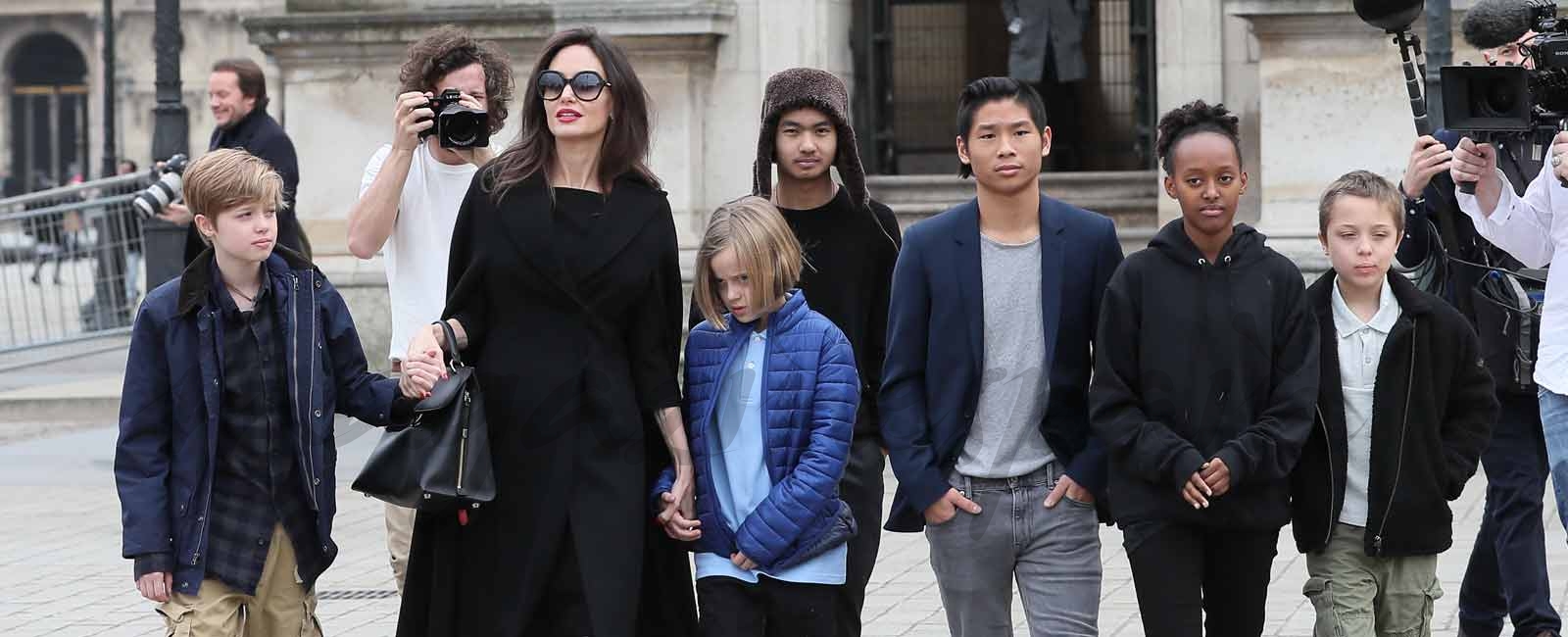 Angelina Jolie y sus seis hijos, turistas en París