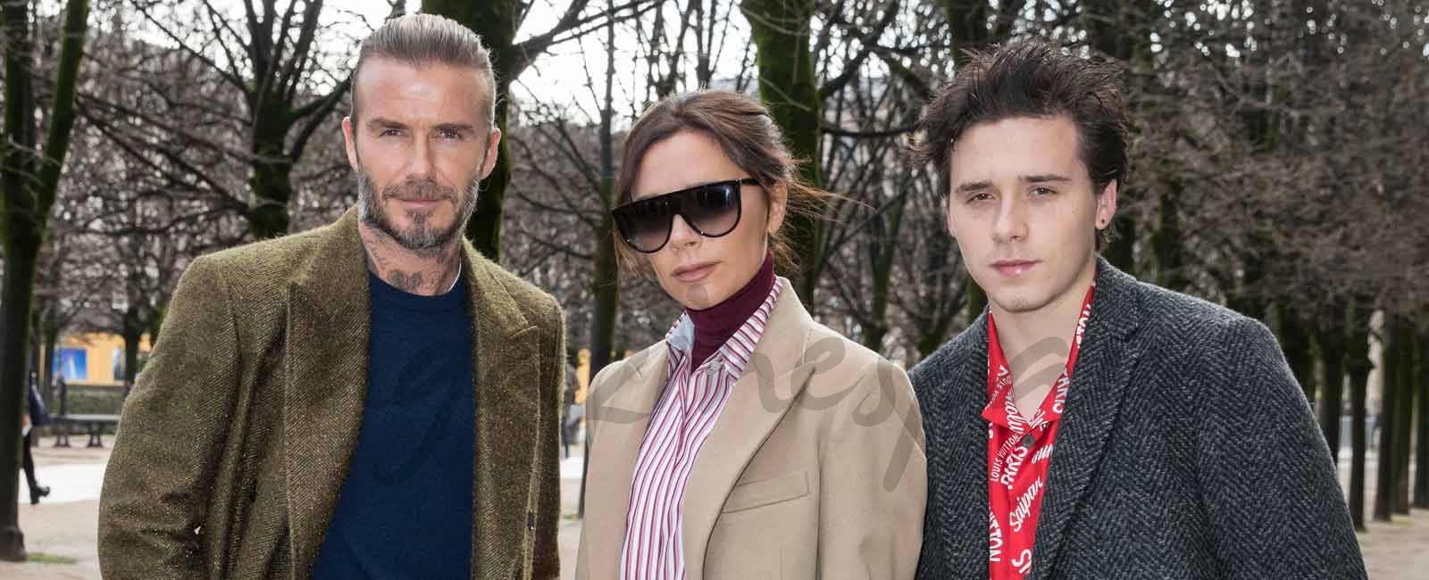 David, Victoria y Brooklyn Beckham en el desfile de Louis Vuitton