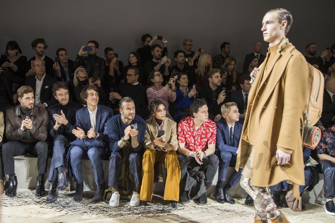 David, Victoria y Brooklyn Beckham en el desfile de Louis Vuitton