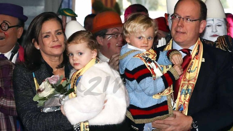 Jacques y Gabriella de Mónaco se divierten en el circo