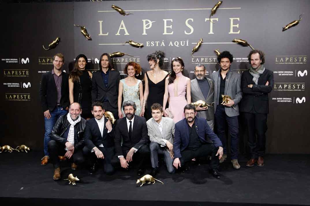 Los directores Alberto Rodríguez y Rafael Cobos con los protagonistas Paco Leon , Manolo Solo , Pablo Molinero , Cecilia Gomez , Manuel Marron , Nya de la Rubia , Patricia Lopez Arnaiz , Sergio Castellanos y Lupe del Junco