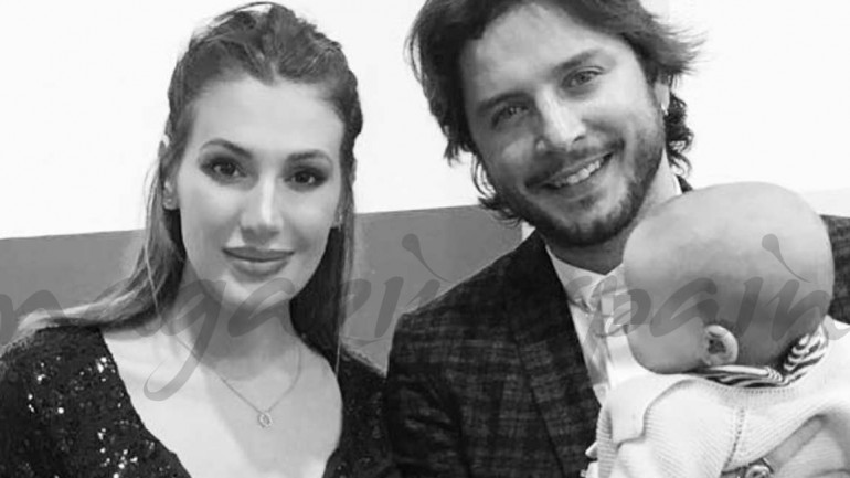 Manuel Carrasco presenta a la pequeña Chloe