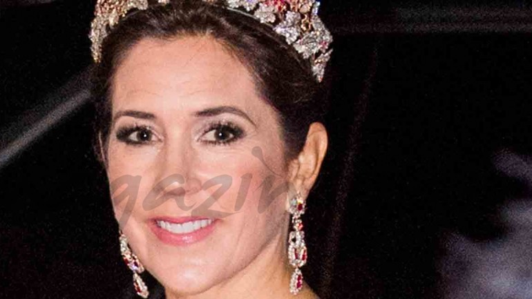 Mary de Dinamarca apuesta por el rojo para brillar en el tradicional Banquete de Año Nuevo
