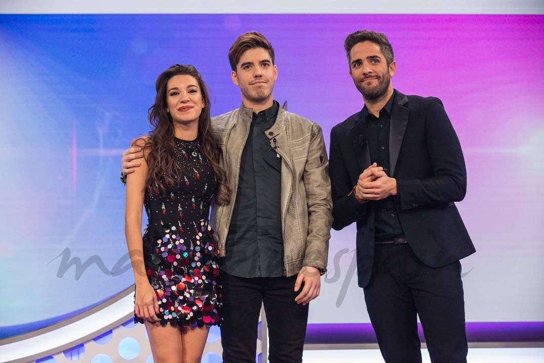 Ana Guerra y Roi con Roberto Leal