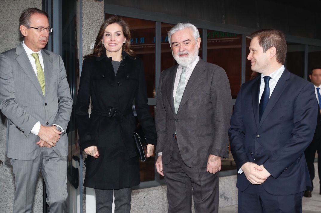 Doña Letizia junto al director de la RAE y presidente del Patronato de Fundéu, Darío Villanueva; el presidente de EFE y vicepresidente 1º de Fundéu, José Antonio Vera; y por el director de Comunicación de BBVA y vicepresidente 2º de Fundaéu, Paul Tobin © Casa S.M. El Rey