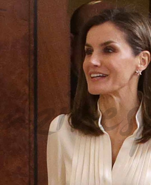 El look de “oficina” de la reina Letizia