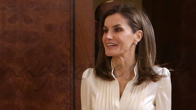 El look de «oficina» de la reina Letizia