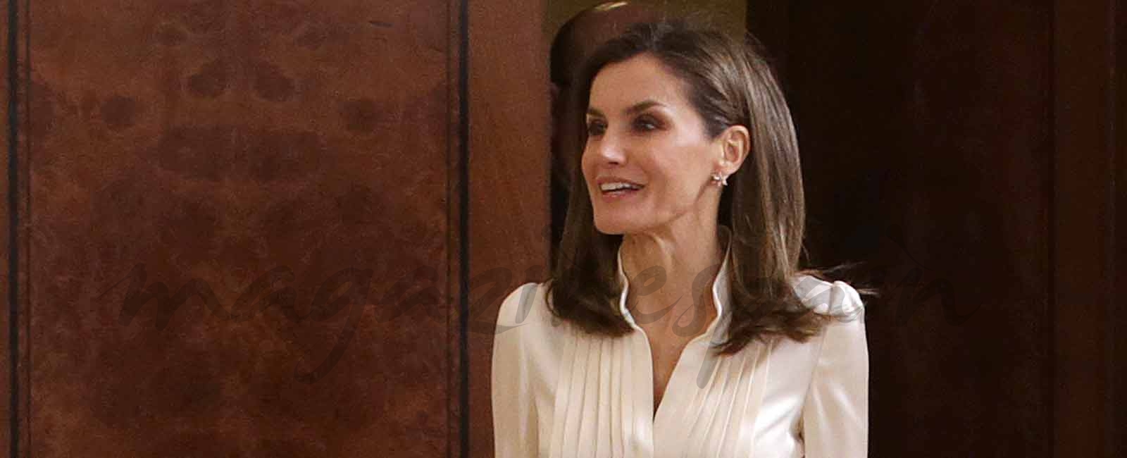 El look de «oficina» de la reina Letizia