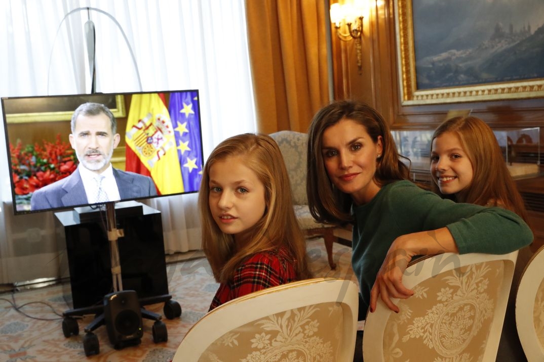 Reina Letizia junto a la princesa Leonor y la infanta Sofía