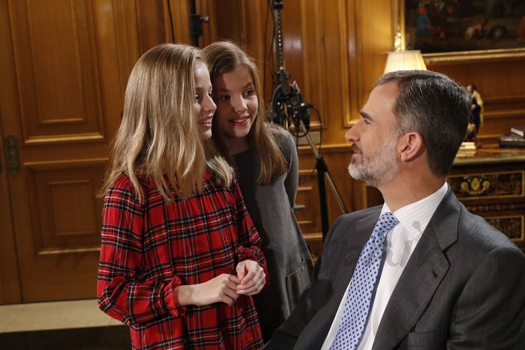 Rey Felipe junto a la princesa Leonor y la infanta Sofía