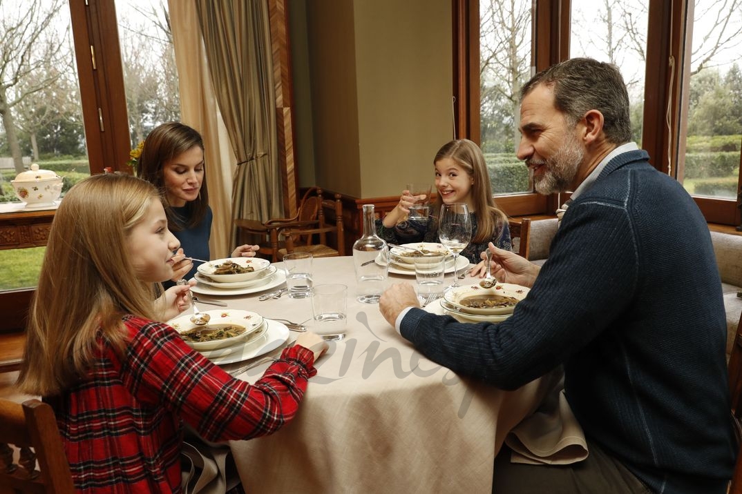 Rey Felipe, reina Letizia junto a la princesa Leonor y la infanta Sofía