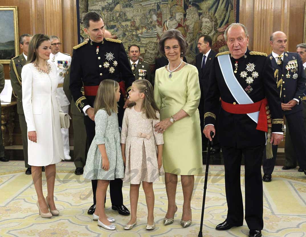 El Rey Felipe VI , el Rey Juan Carlos I la Reina doña Letizia y sus hijas, la Princesa de Asturias y la infanta Sofía, la reina Sofía durante el acto de colocado del fajín de capitán general de las Fuerzas Armadas al Rey Felipe VI (16 junio 2014)