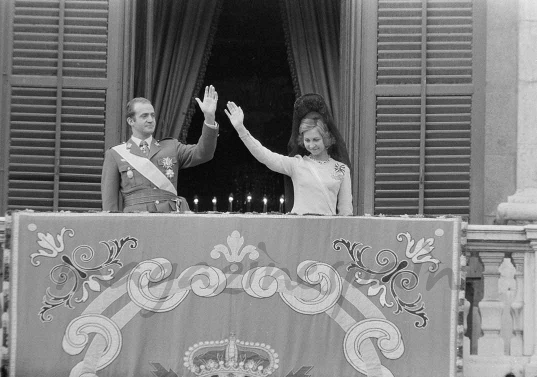 El rey Juan Carlos I y la reina Sofía celebran su ascenso al trono (27 noviembre 1975)