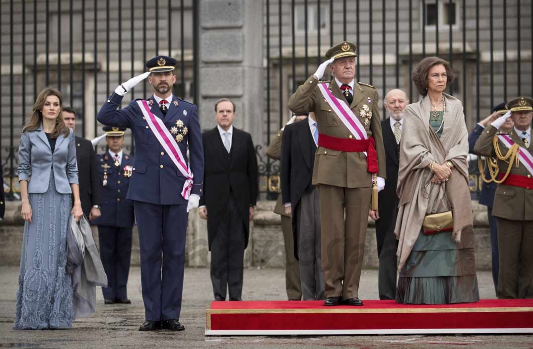 Los reyes don Juan Carlos y doña Sofía presiden el desfile de la Pascua Militar junto al entonces príncipe Felipe y princesa Letizia (6 de enero de 2011)