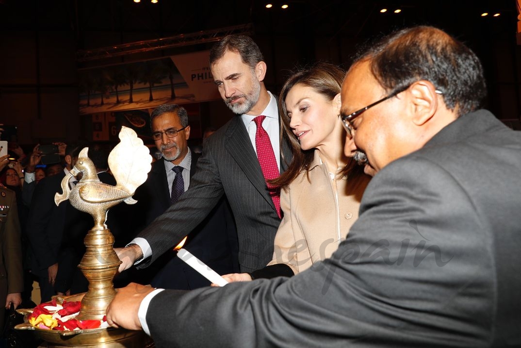 Los Reyes en el stand de la India, encienden dos velas, símbolo de buena suerte en las inauguraciones © Casa S.M. El Rey