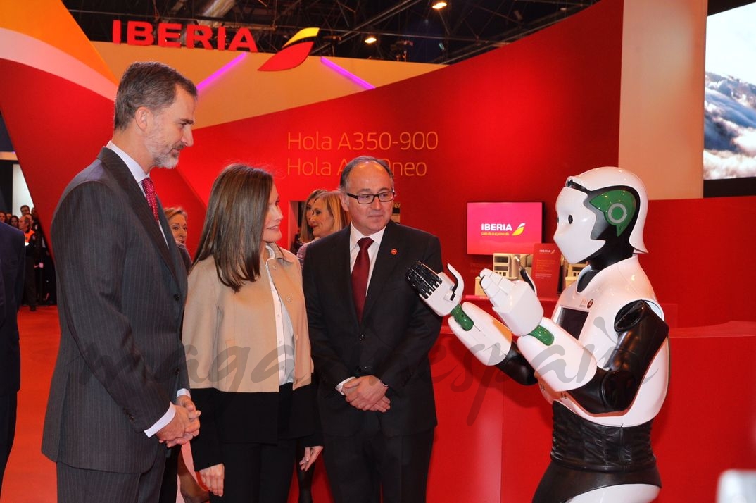 Los Reyes durante su recorrido por el stand de Iberia © Casa S.M. El Rey