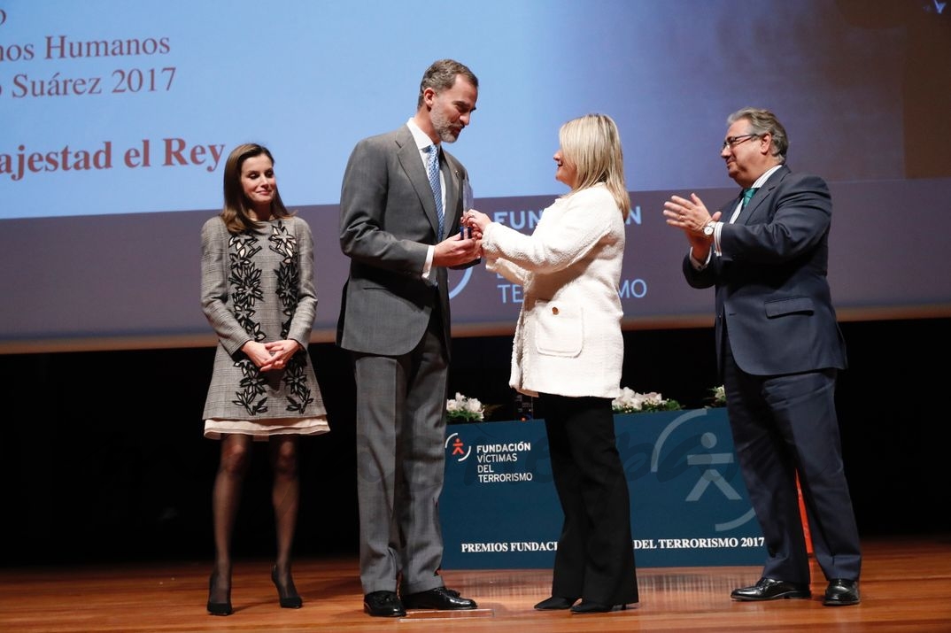 Su Majestad el Rey recibe, de manos de la presidenta de la Fundación Víctimas del Terrorismo, el "Premio en Defensa de los Derechos Humanos Adolfo Suárez" © Casa S.M. El Rey