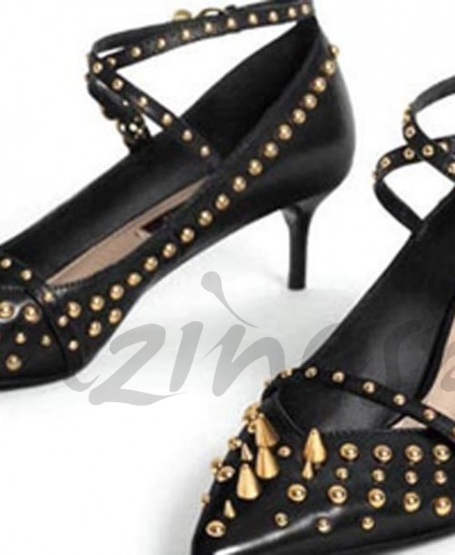 Los originales zapatos «punk» de la reina Letizia