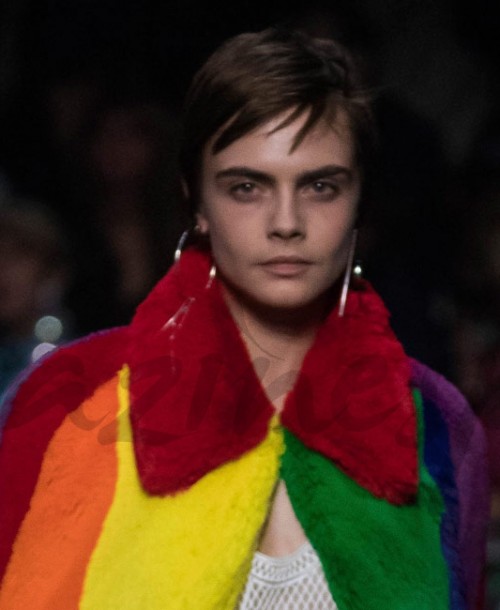 Cara Delevingne vuelve a las pasarelas de la mano de Burberry