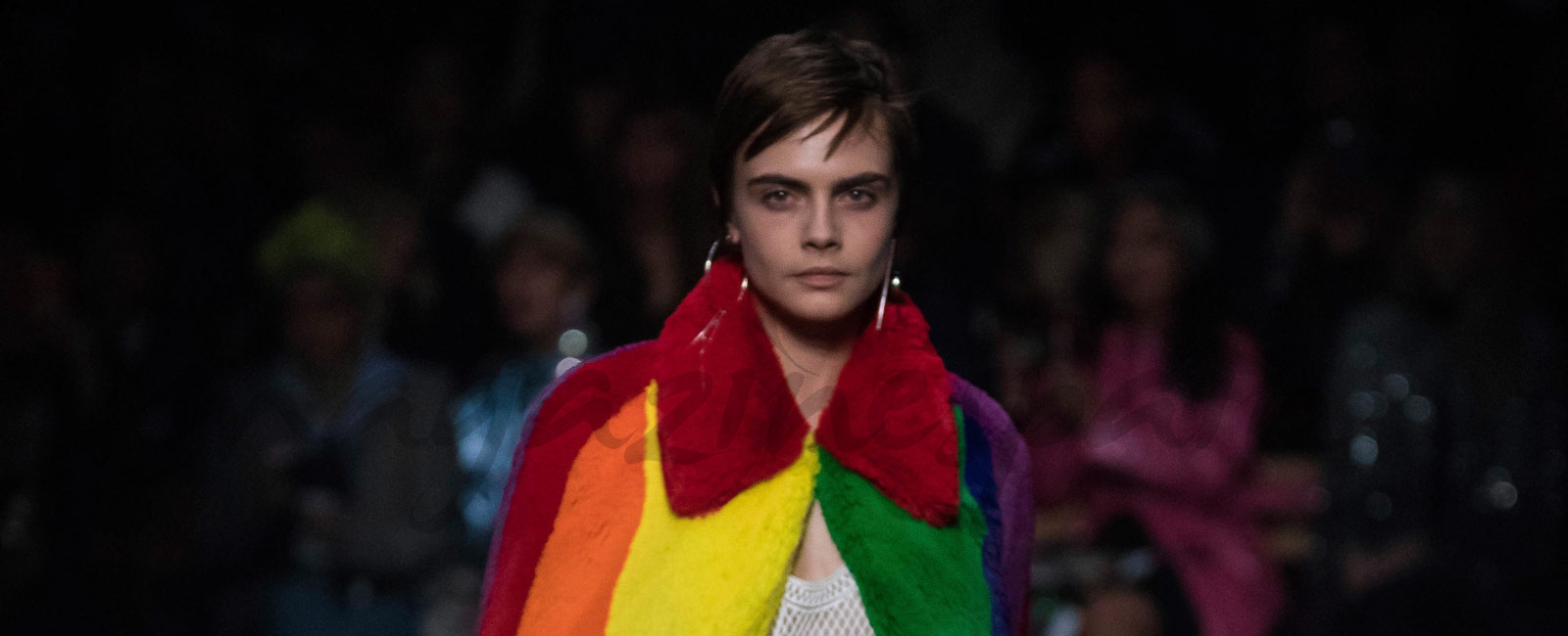 Cara Delevingne vuelve a las pasarelas de la mano de Burberry