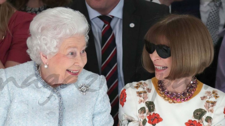 La reina Isabel asiste por primera vez a un desfile