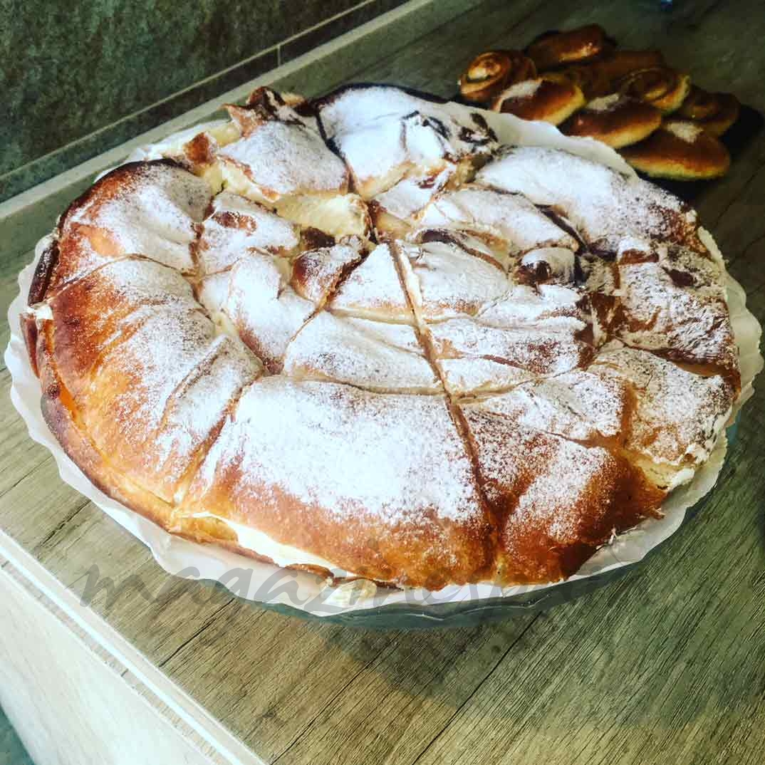 Ensaimada rellena de cabello de ángel y nata