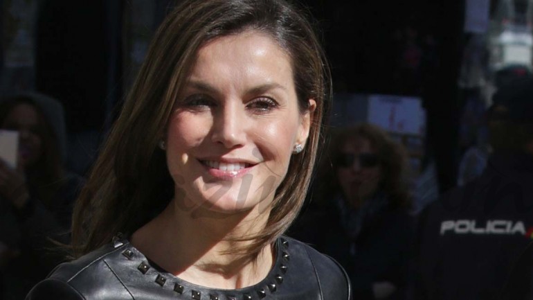 La reina Letizia elige un abrigo «print animal» para una reunión de trabajo