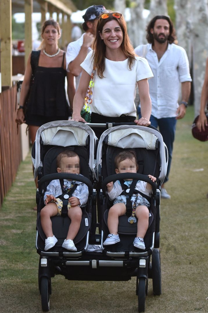 Raquel Sánchez Silva y Matías Dumont con sus mellizos