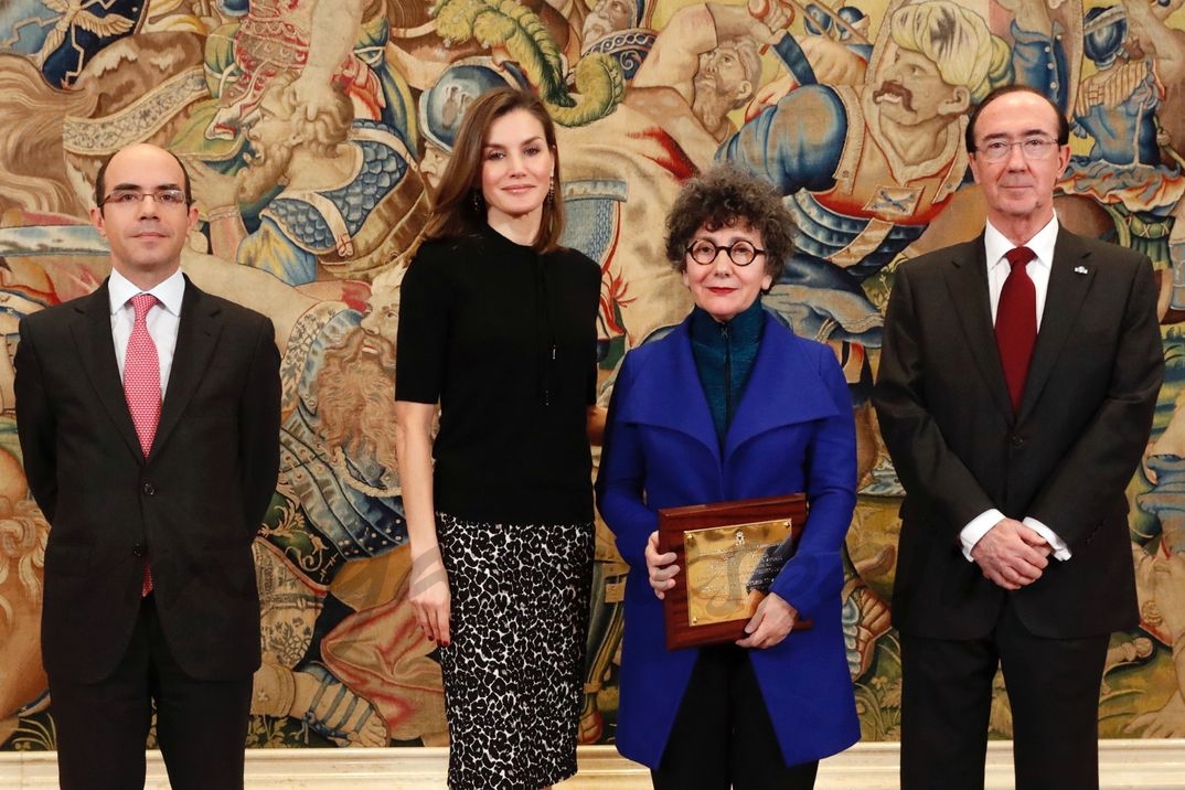 La Reina junto a la galardonada Victoria Civera; el subsecretario de Hacienda y Función Pública; y el presidente-director general de la Fábrica Nacional de Moneda y Timbre-Real Casa de la Moneda © Casa S.M. El Rey