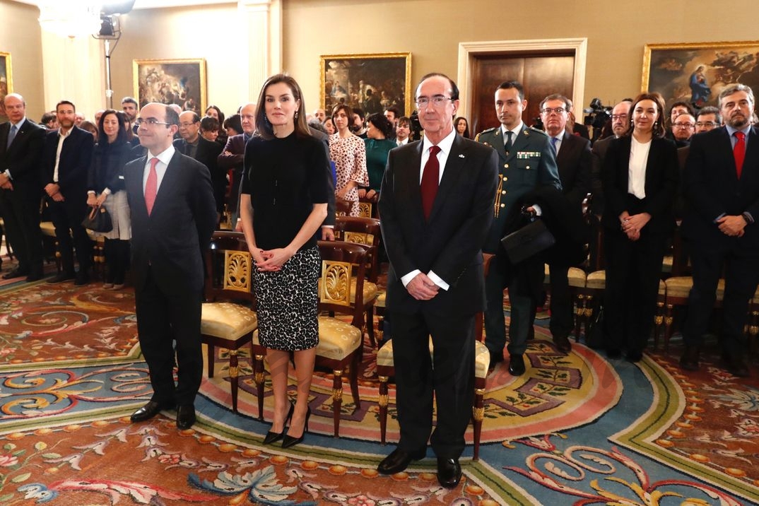 La Reina junto al subsecretario de Hacienda y Función Pública y al presidente-director general de la Fábrica Nacional de Moneda y Timbre-Real Casa de la Moneda, al inicio del acto © Casa S.M. El Rey