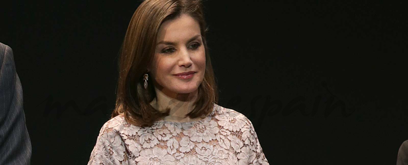 La nueva blusa de Zara, de rebajas, de la reina Letizia