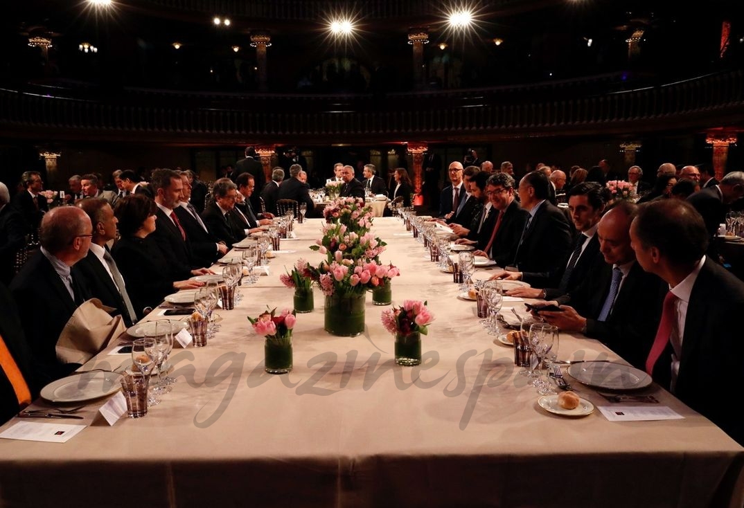 Vista general de la mesa presidencial antes de dar comienzo la cena oficial del Mobile World Congress 2018 © Casa S.M. El Rey