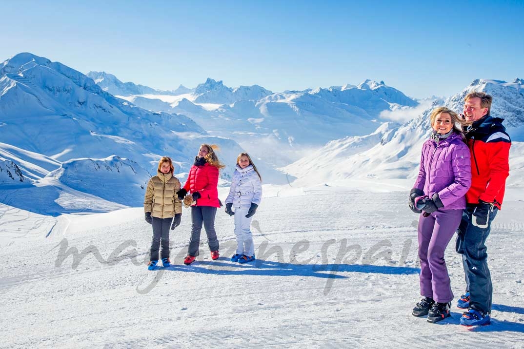 Los reyes de Holanda con sus tres hijas 