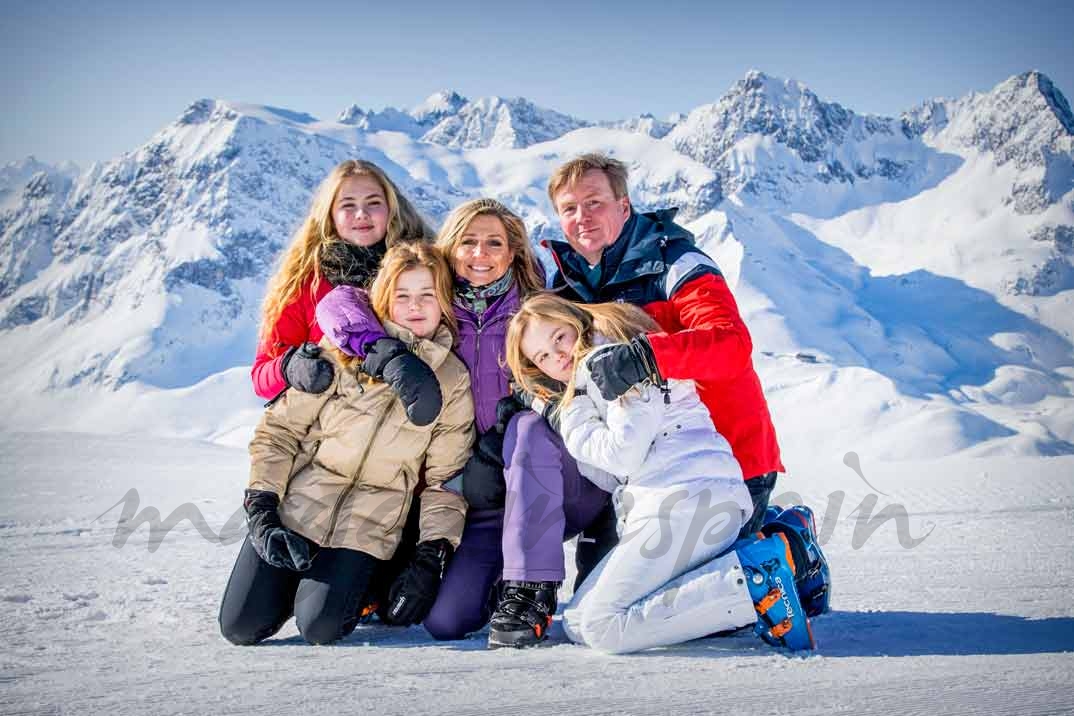 Los reyes de Holanda con sus tres hijas 