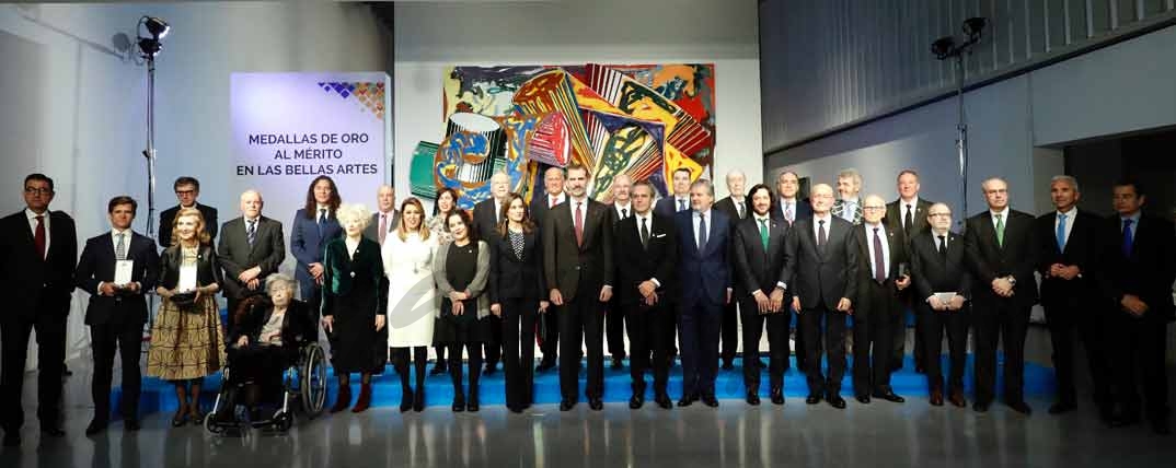 Los Reyes junto a las autoridades asistentes y con los premiados © Casa S.M. El Rey