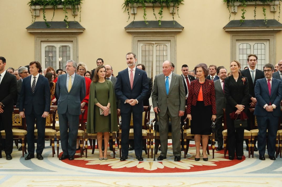 Los Reyes don Felipe y doña Letizia, don Juan Carlos y doña Sofía, la Infanta Elena y las autoridades asistentes en primera fila de asientos © Casa S.M. El Rey