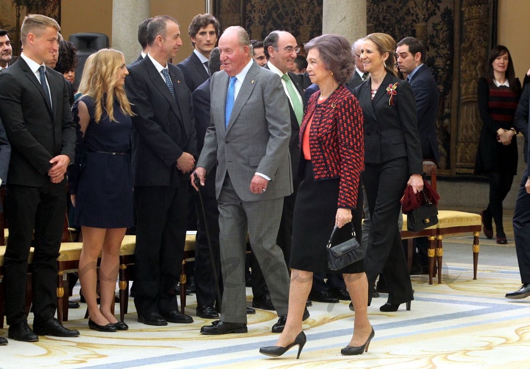 Los Reyes Don Juan Carlos y Doña Sofía acompañados por Su Alteza Real la Infanta Doña Elena a su llegada al Patio de los Borbones del Palacio Real de El Pardo © Casa S.M. El Rey