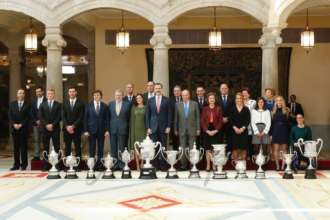 Los Reyes don Felipe y doña Letizia, don Juan Carlos y doña Sofía, las autoridades asistentes al acto y los galardonados © Casa S.M. El Rey