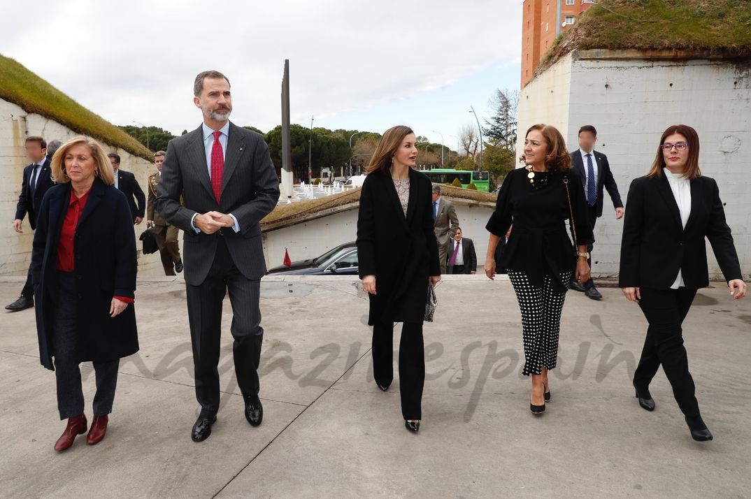 Los Reyes acompañados por delegada del Gobierno en la Comunidad de Madrid, la alcaldesa de Móstoles y la secretaria de Estado de Investigación, Desarrollo e Innovación, a su llegada al acto © Casa S.M. El Rey