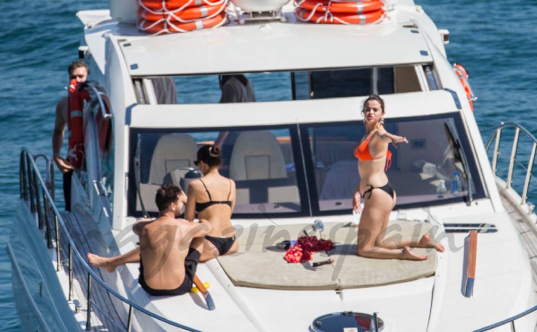 Selena Gómez navegando