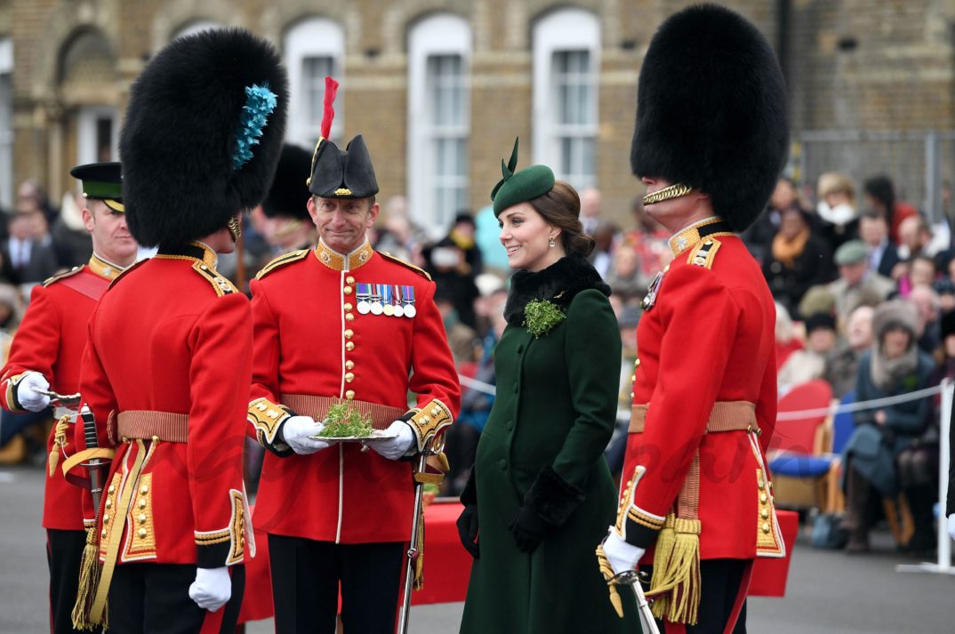 Kate Middleton presentando los tradicionales tréboles