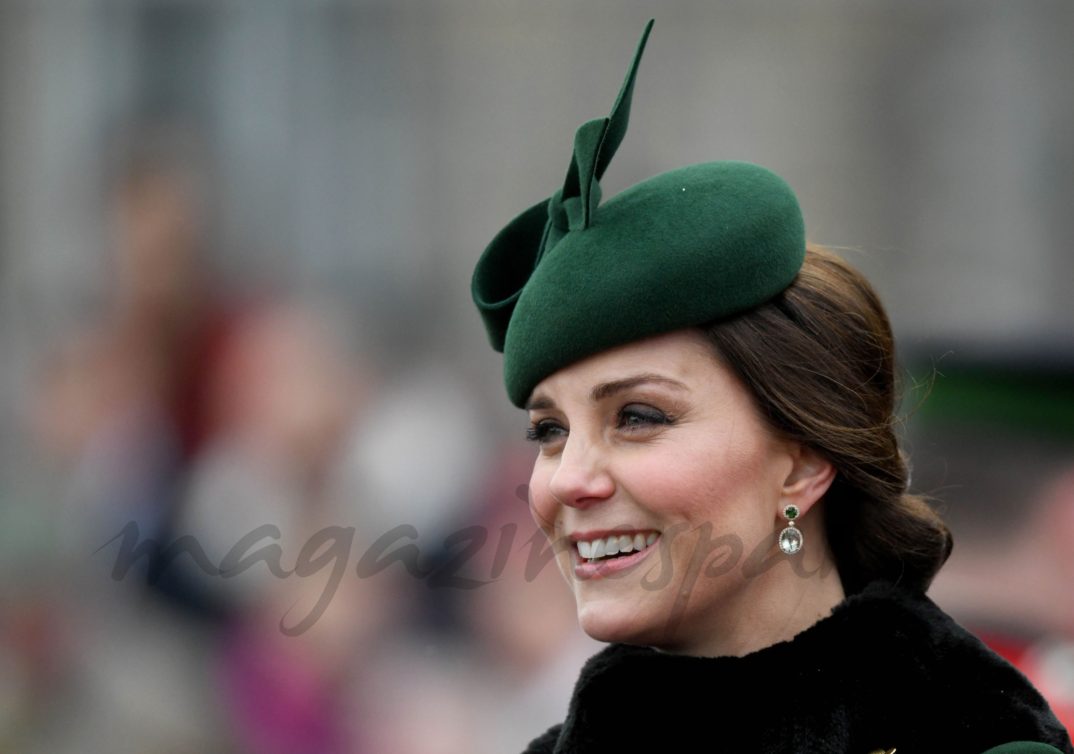 Kate MIddleton con tocado de Gina Foster