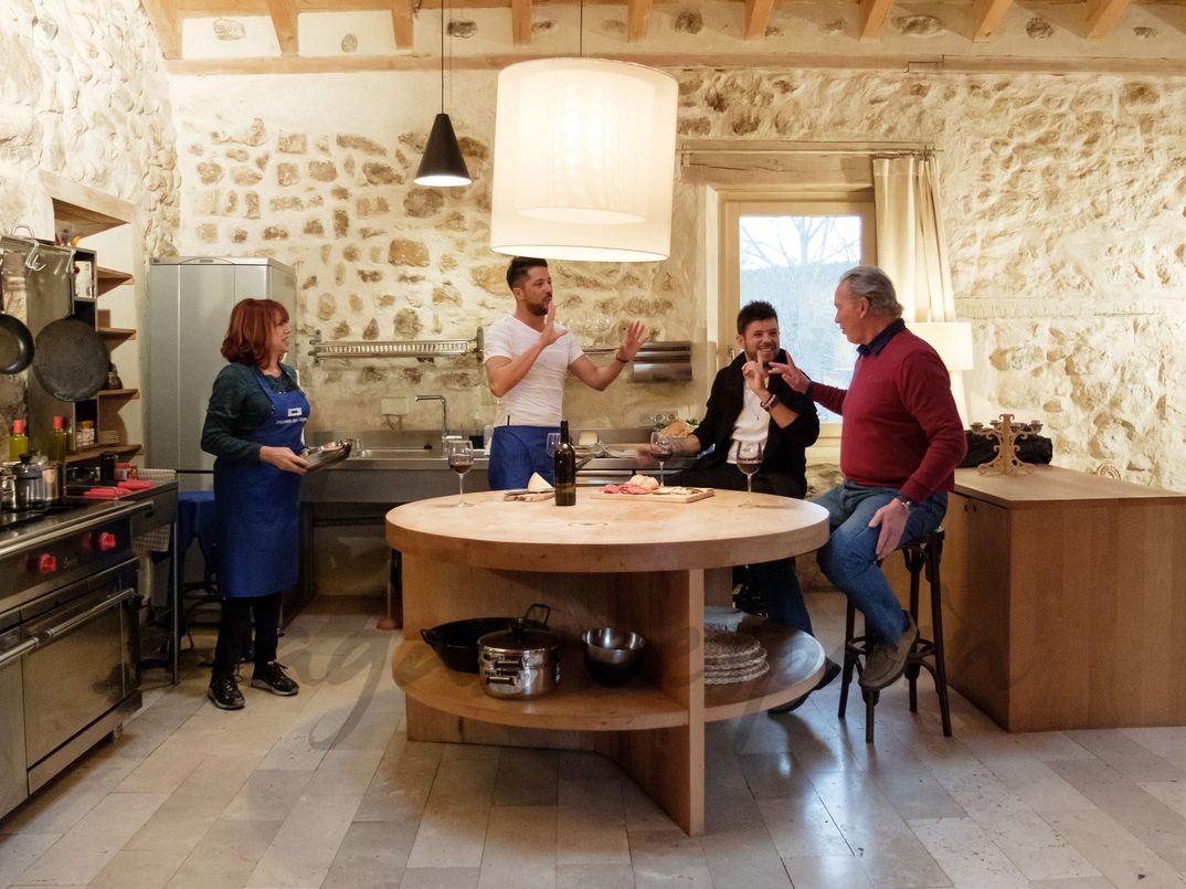 Pablo López con su madre y su hermano junto a Bertín Osborne en "Mi casa es la tuya" - © Mediaset