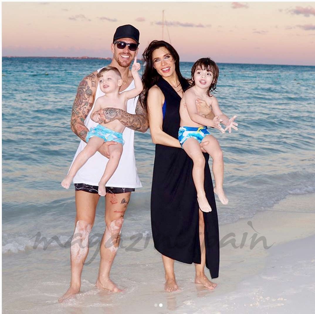 Sergio Ramos y Pilar Rubio con sus hijos © Instagram